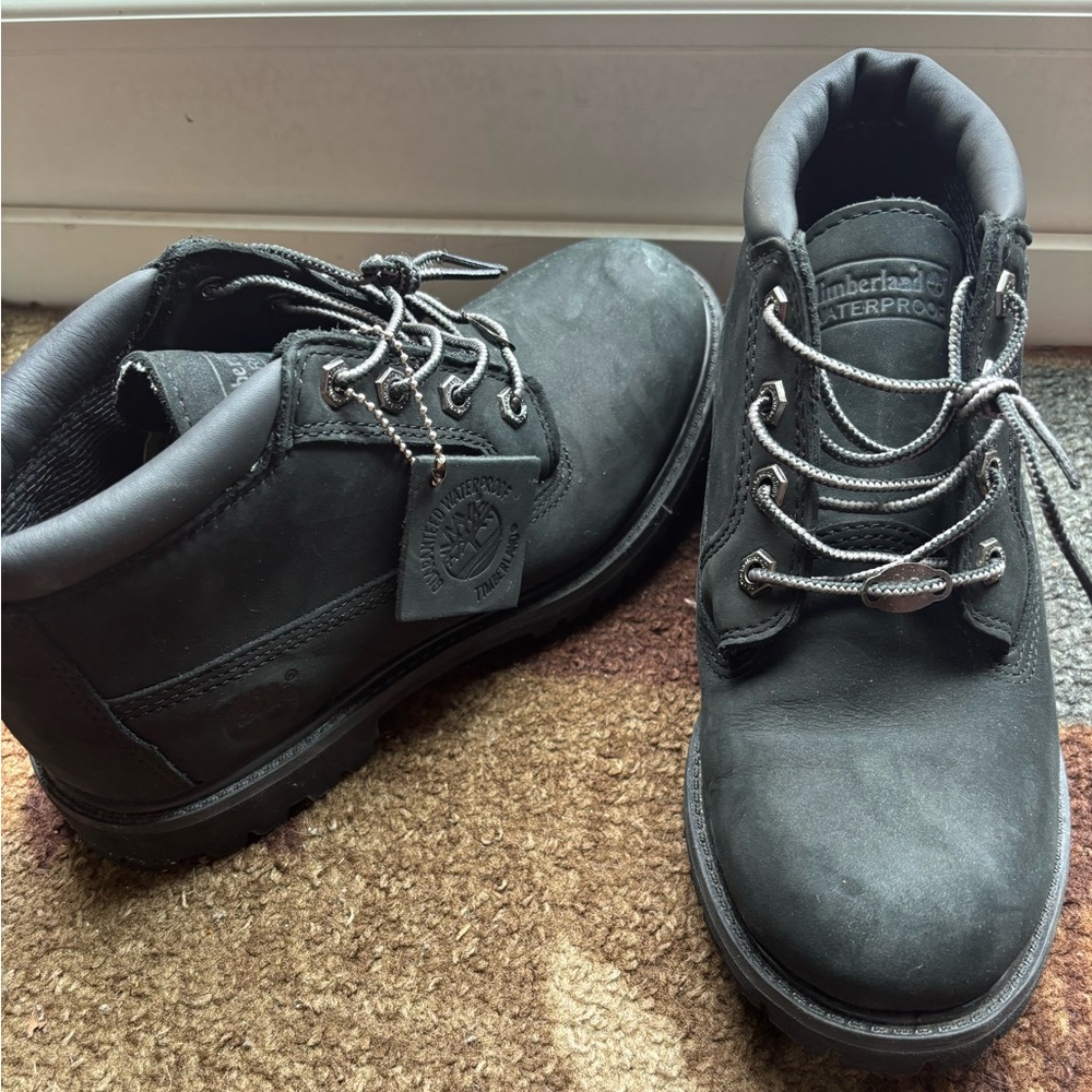 Black low rise Timberland Boots